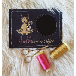 Stickdatei ITH - Mug Rug Yoga Katze "Relax and have a coffee"